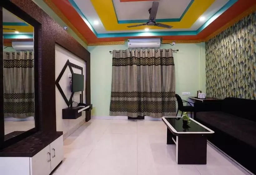 ホテル Tirupati Lodge Njp