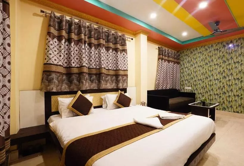 ホテル Tirupati Lodge Njp