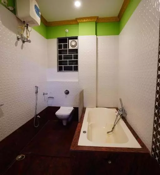 ホテル Tirupati Lodge Njp