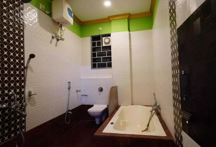 ホテル Tirupati Lodge Njp