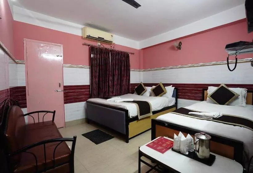 ホテル Tirupati Lodge Njp