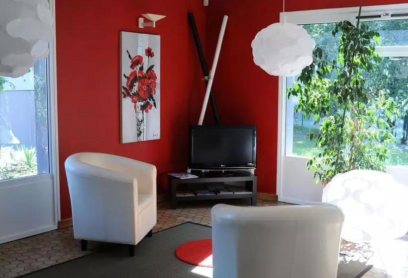 בית מלון כפרי Kyriad Bellegarde  Genève