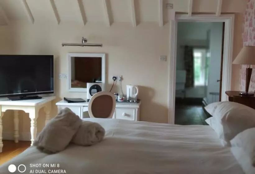 בית מלון כפרי The Thatched Cottage Inn