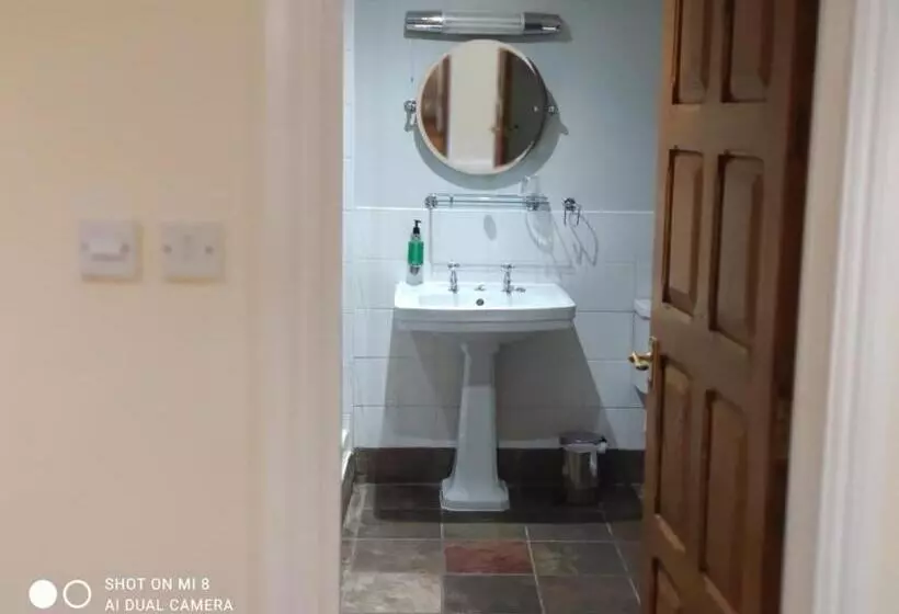 בית מלון כפרי The Thatched Cottage Inn