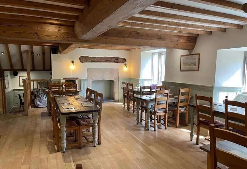 בית מלון כפרי The Thatched Cottage Inn