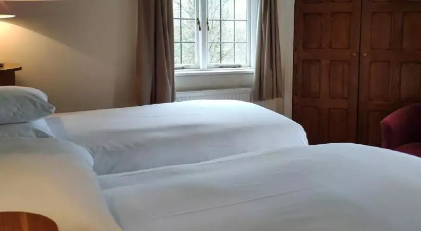 בית מלון כפרי The Thatched Cottage Inn