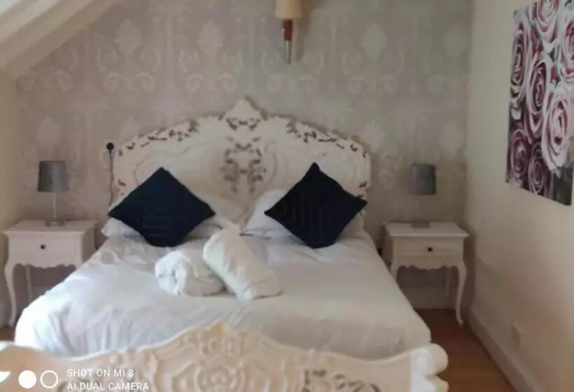 בית מלון כפרי The Thatched Cottage Inn