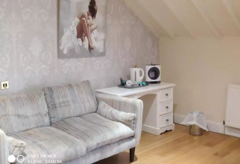 בית מלון כפרי The Thatched Cottage Inn