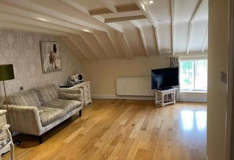 בית מלון כפרי The Thatched Cottage Inn