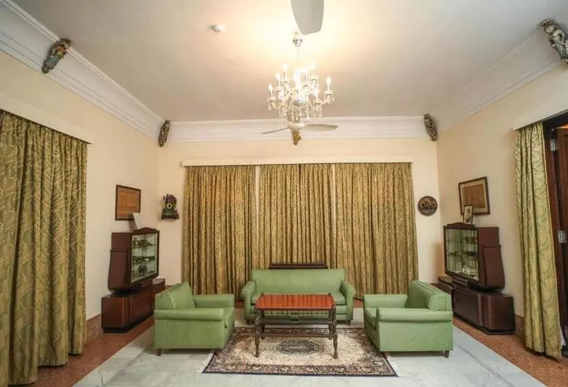 ホテル Nilambag Palace