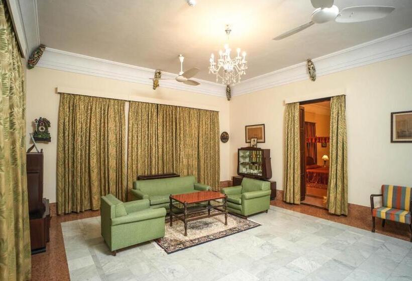 בית מלון כפרי Nilambag Palace