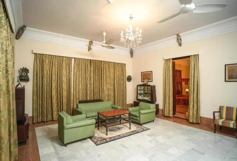 ホテル Nilambag Palace