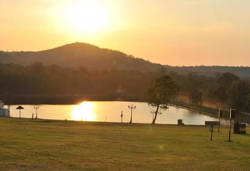 モーテル Cherrabah Resort