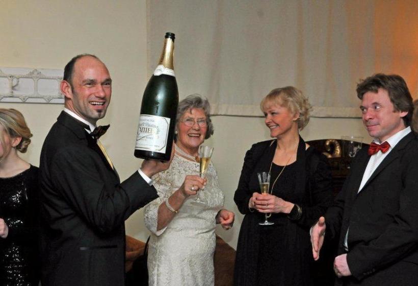 Landsitz Kapellenhöhe, Hotel Garni