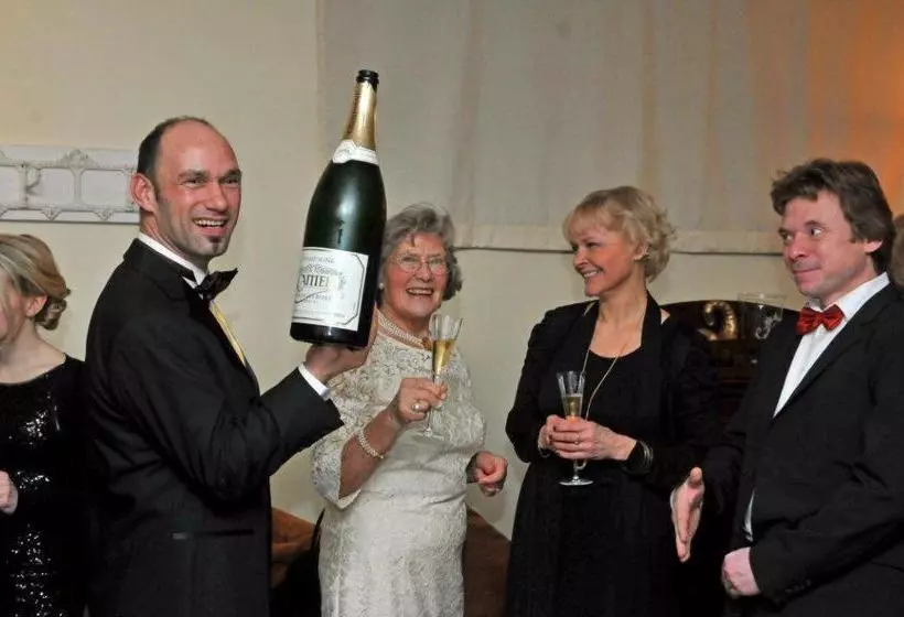 Landsitz Kapellenhöhe, Hotel Garni