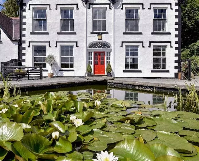 Coed Mawr Hall Bed & Breakfast