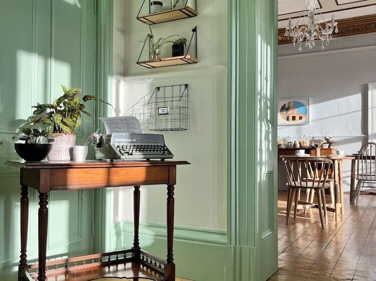 Coed Mawr Hall Bed & Breakfast