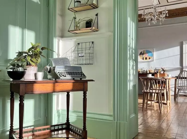 Coed Mawr Hall Bed & Breakfast