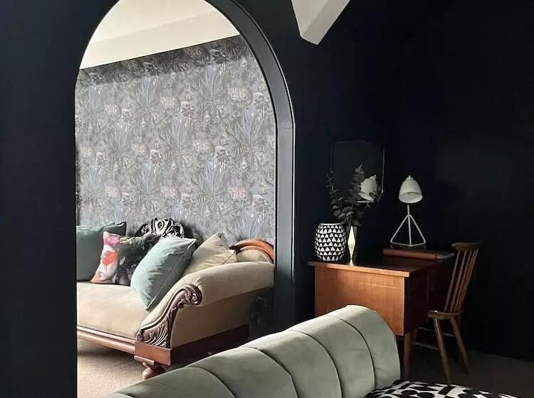 Coed Mawr Hall Bed & Breakfast