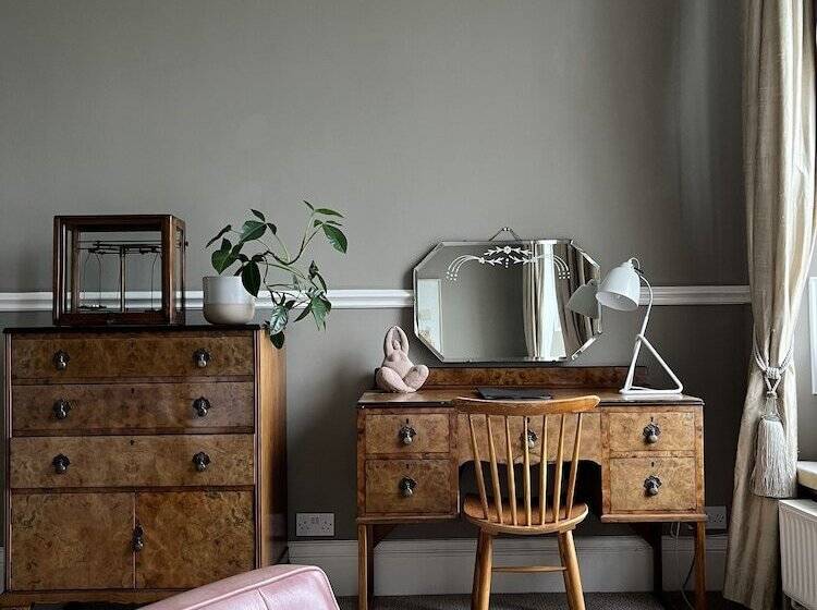 Coed Mawr Hall Bed & Breakfast