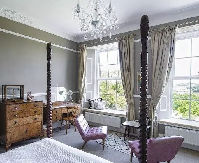 Coed Mawr Hall Bed & Breakfast