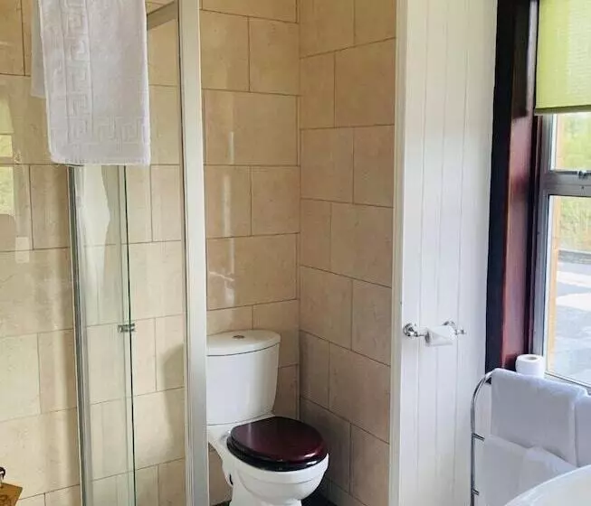 Invershin Hotel Bunkhouse & Bar