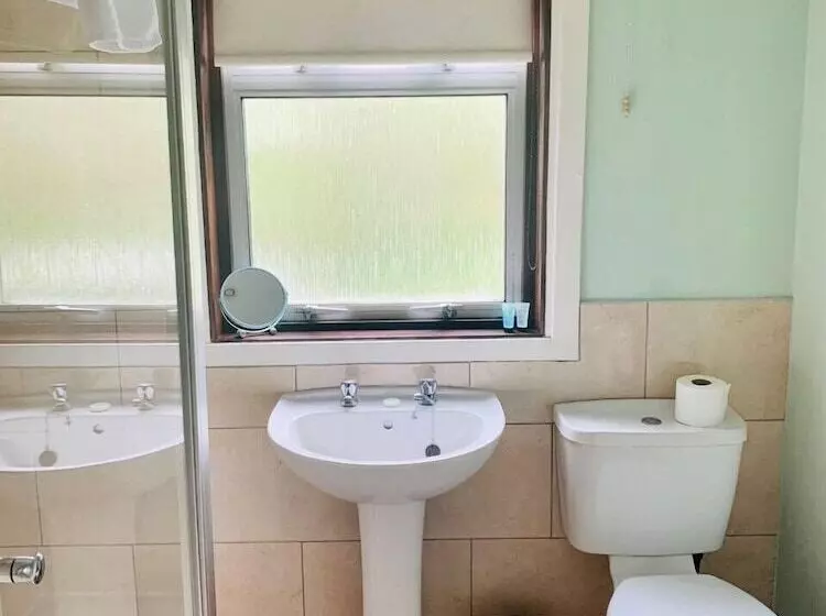 Invershin Hotel Bunkhouse & Bar