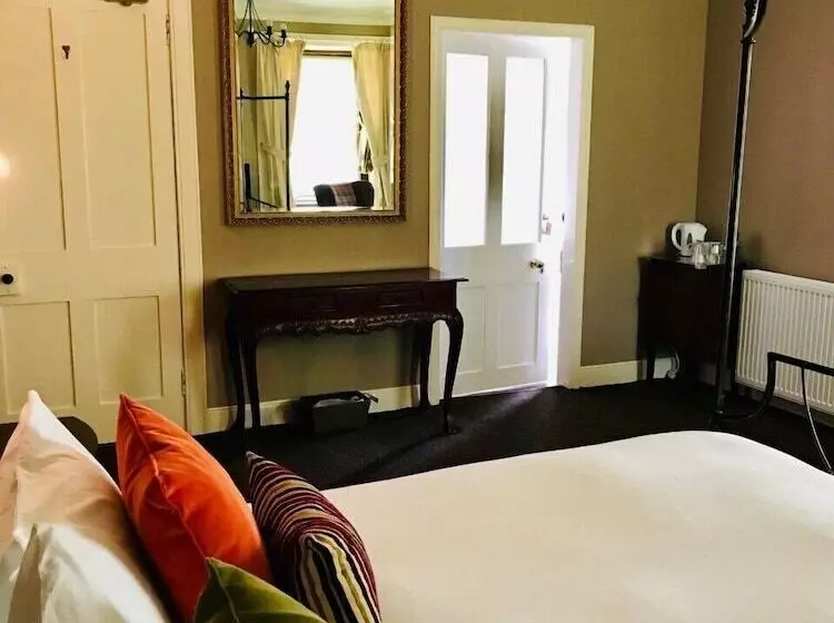 Invershin Hotel Bunkhouse & Bar