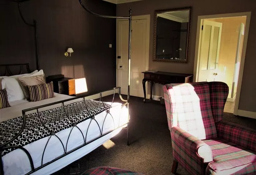 Invershin Hotel Bunkhouse & Bar