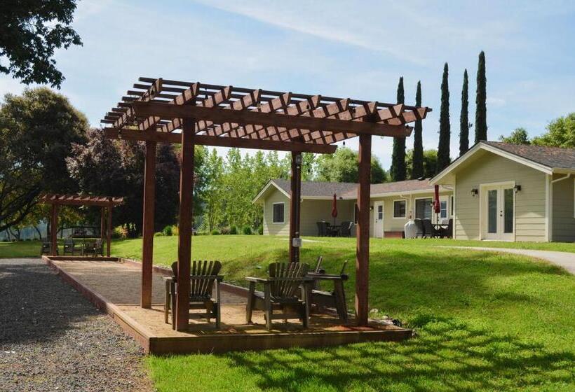 Общежитие Indian Creek Inn