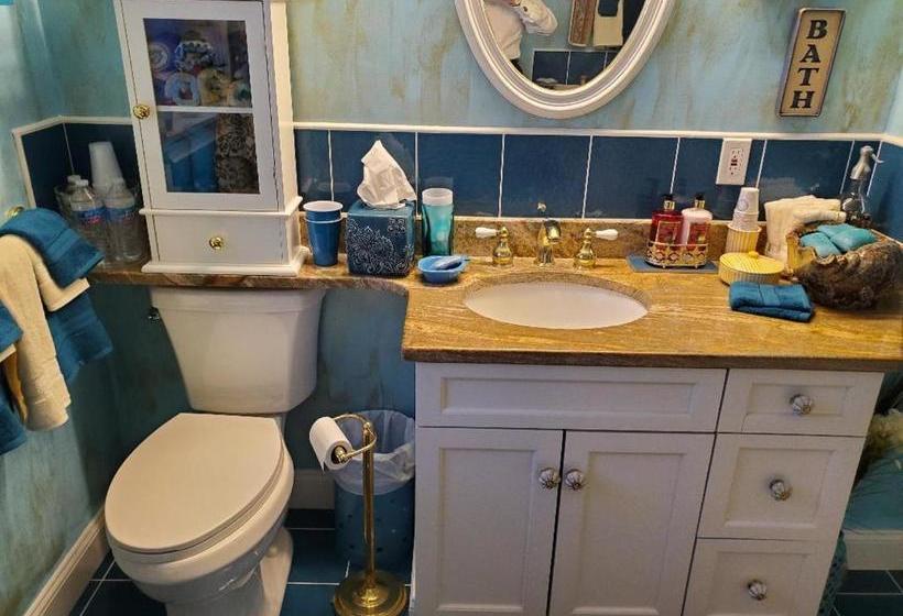 Bed and Breakfast Inn 38 Oak Bluff Circle