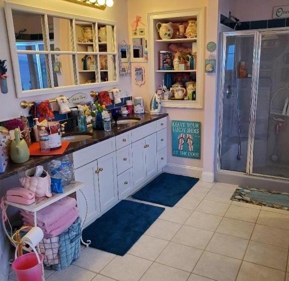 Bed and Breakfast Inn 38 Oak Bluff Circle