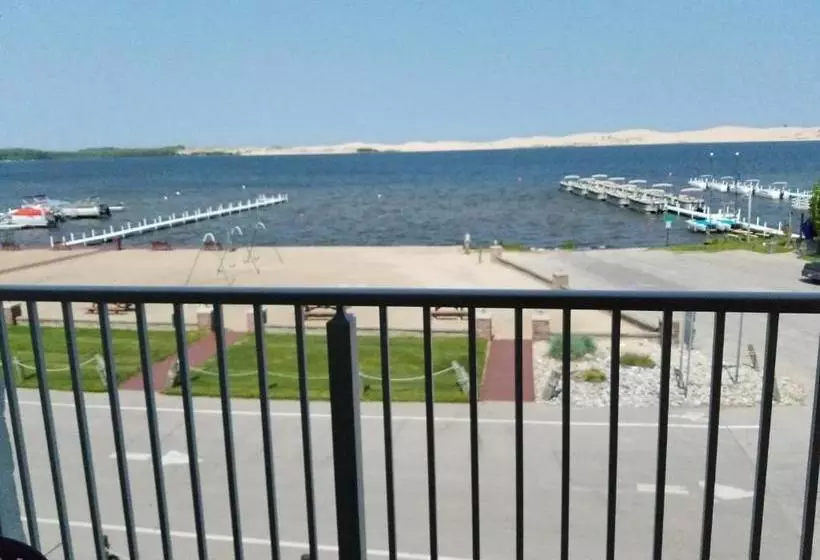 Hotelli Dunes Waterfront Resort