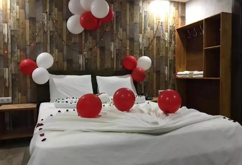 Eli̇kti̇ Buti̇k Otel