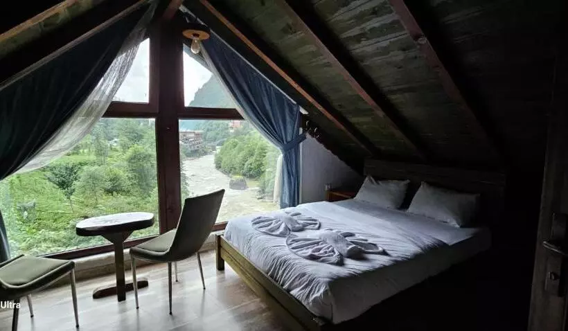 Eli̇kti̇ Buti̇k Otel