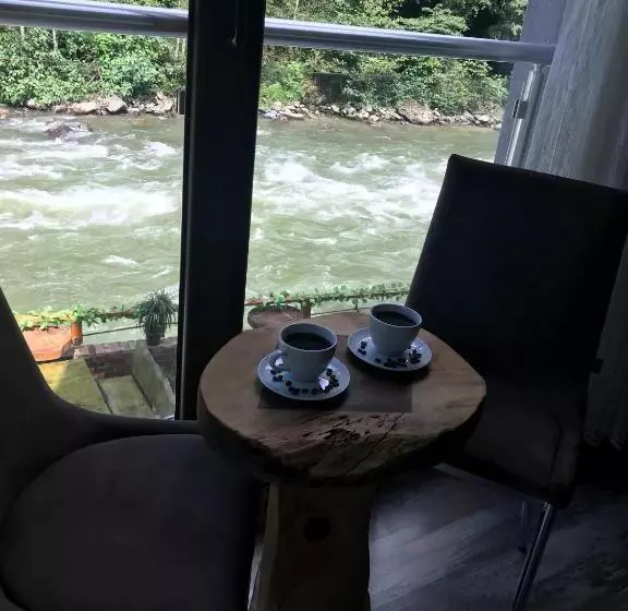Eli̇kti̇ Buti̇k Otel