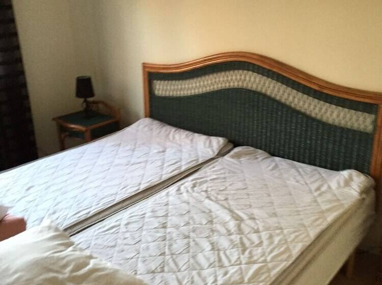 Vänhems Cafe & Vandrarhem   Hostel