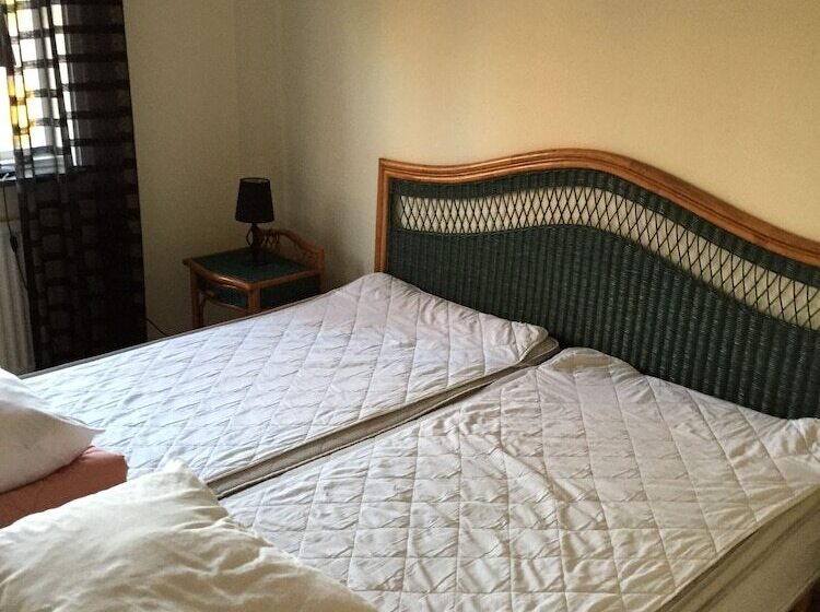 Vänhems Cafe & Vandrarhem   Hostel