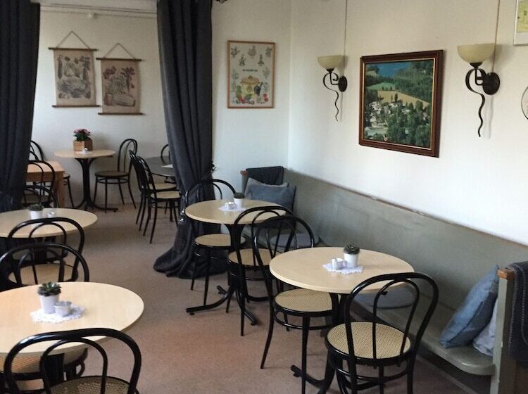 Vänhems Cafe & Vandrarhem   Hostel