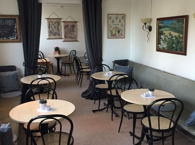 Vänhems Cafe & Vandrarhem   Hostel
