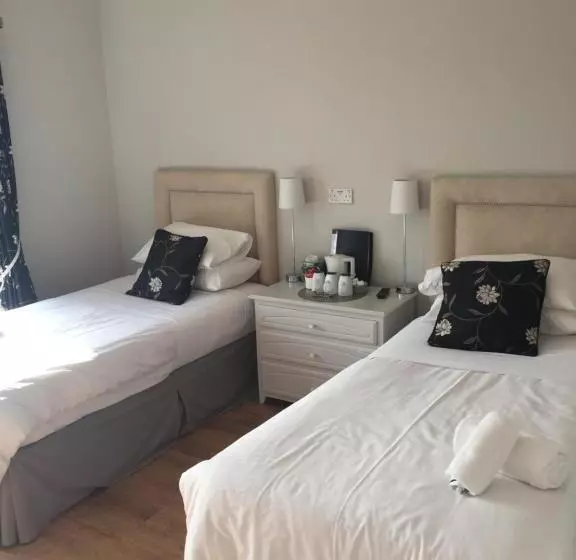 Hotel Coral Gables Guesthouse & Campsite