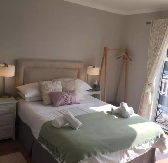 Hotel Coral Gables Guesthouse & Campsite