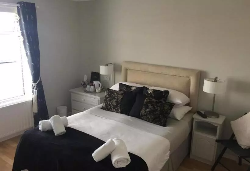 Hotel Coral Gables Guesthouse & Campsite