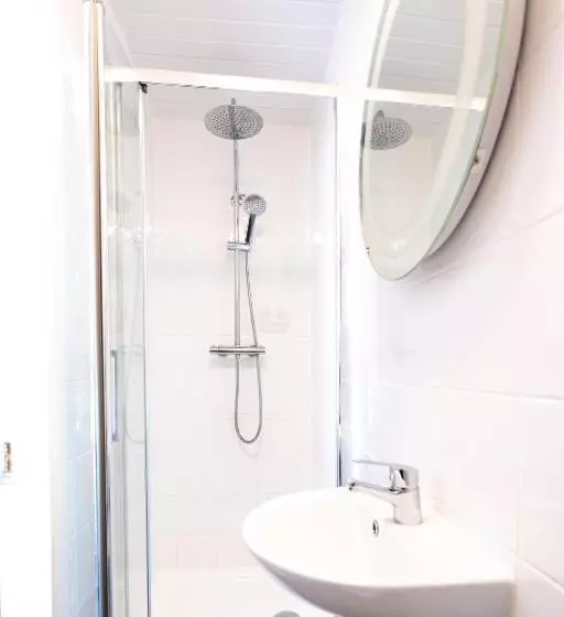 Hotel Coral Gables Guesthouse & Campsite