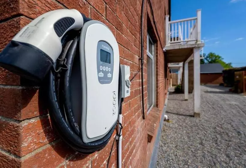 Hotel Coral Gables Guesthouse & Campsite