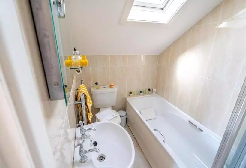 Hotel Coral Gables Guesthouse & Campsite