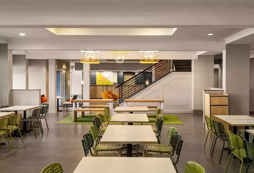 هتل Spark By Hilton Orlando Universal Blvd