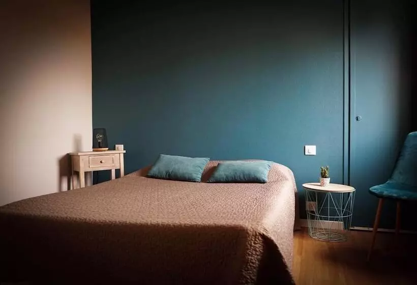 Отель Hôtel Les Jardins Du Lac