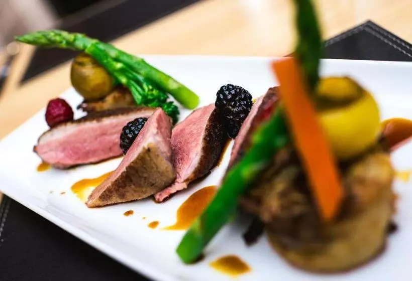 La Mon Hotel & Country Club