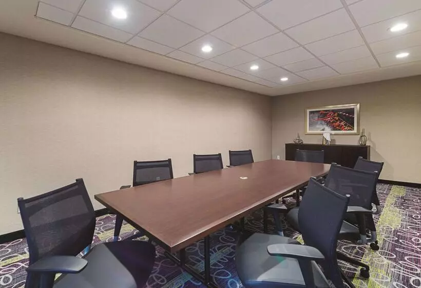 Отель La Quinta By Wyndham Oklahoma City Nw Expwy